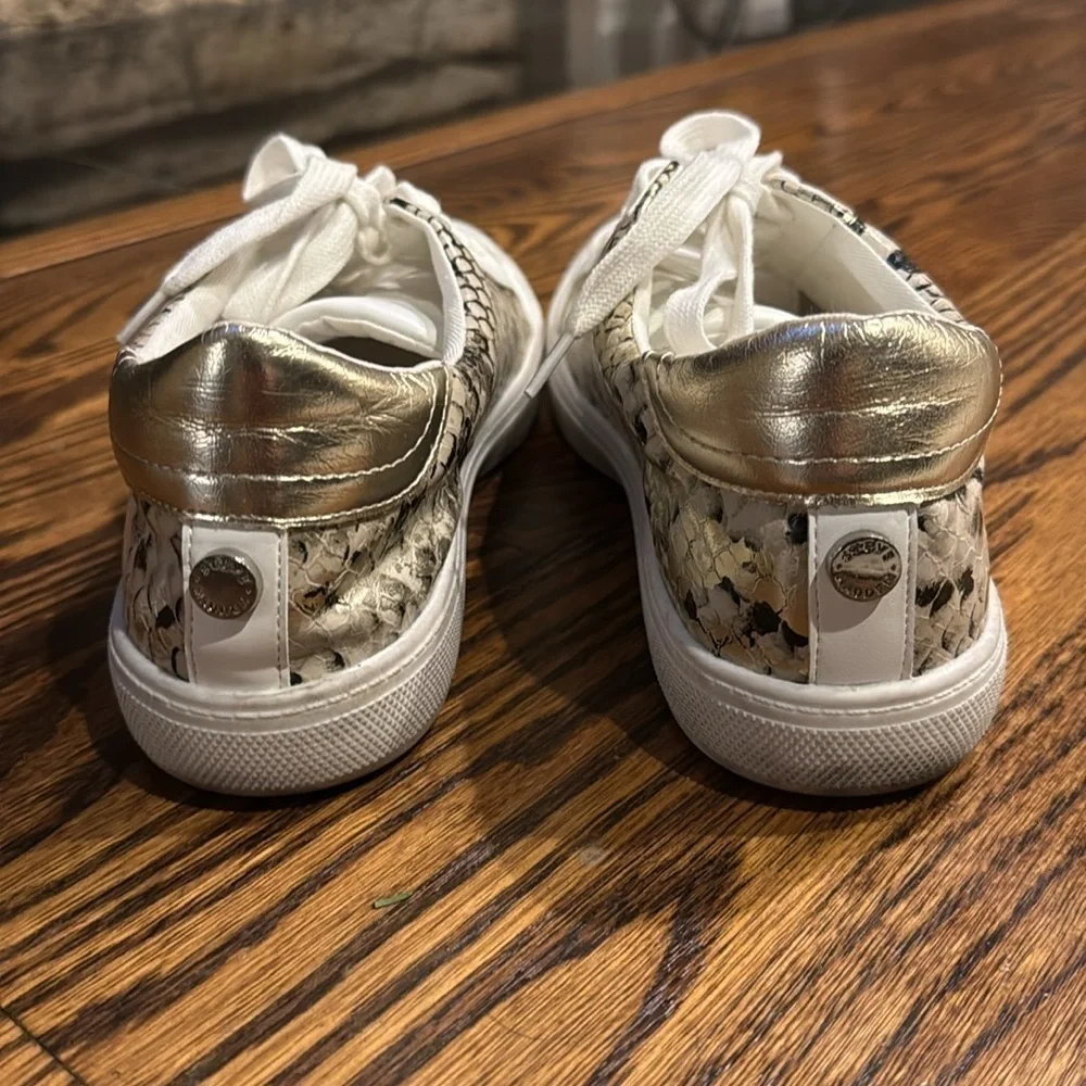 Steve Madden Women’s 8 Leather Sneakers Faux Snake Skin Star Design